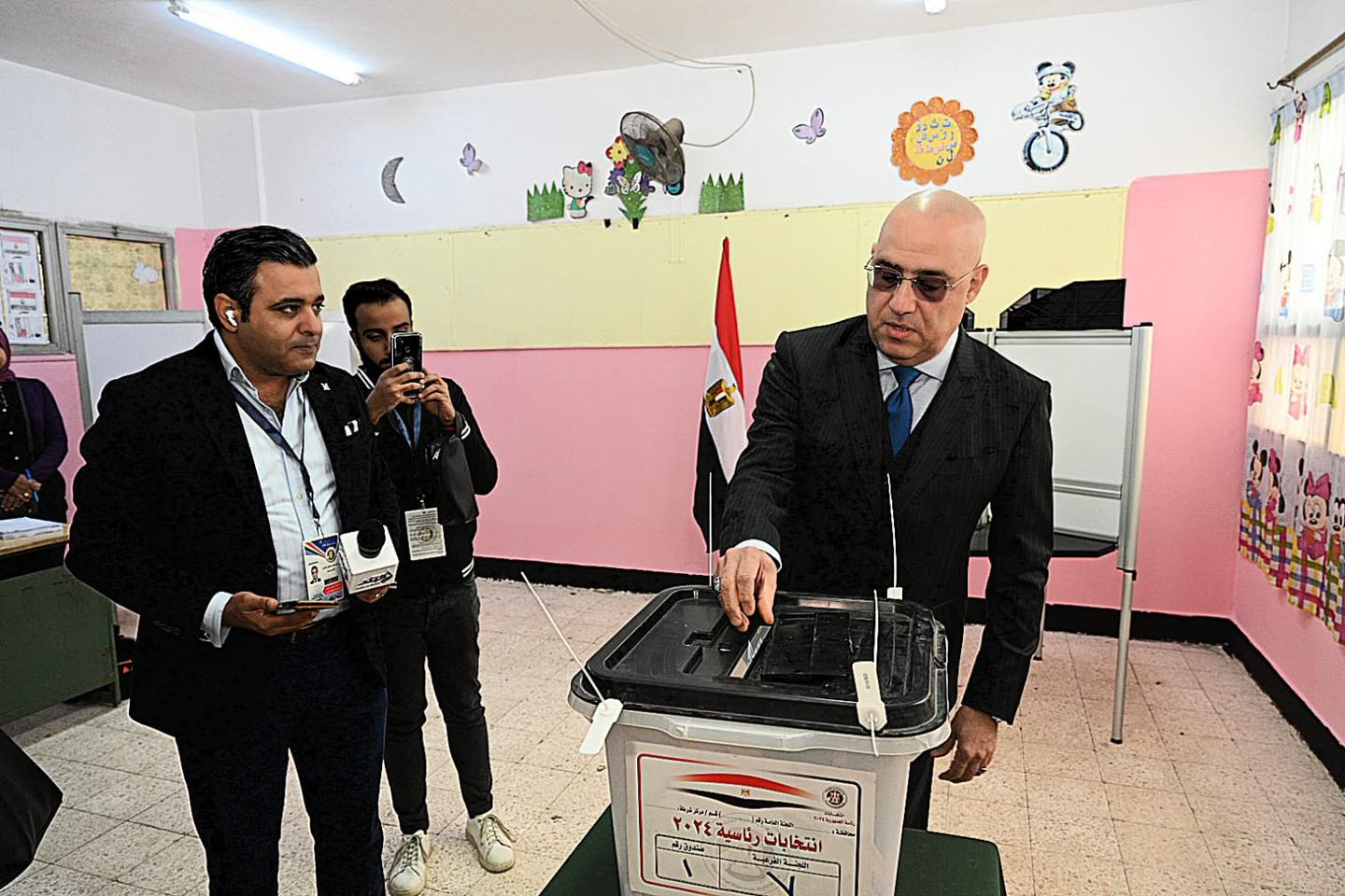 وزير الإسكان يدلي بصوته فى الانتخابات الرئاسية بمدرسة فاطمة عنان الإعدادية بالقاهرة الجديدة